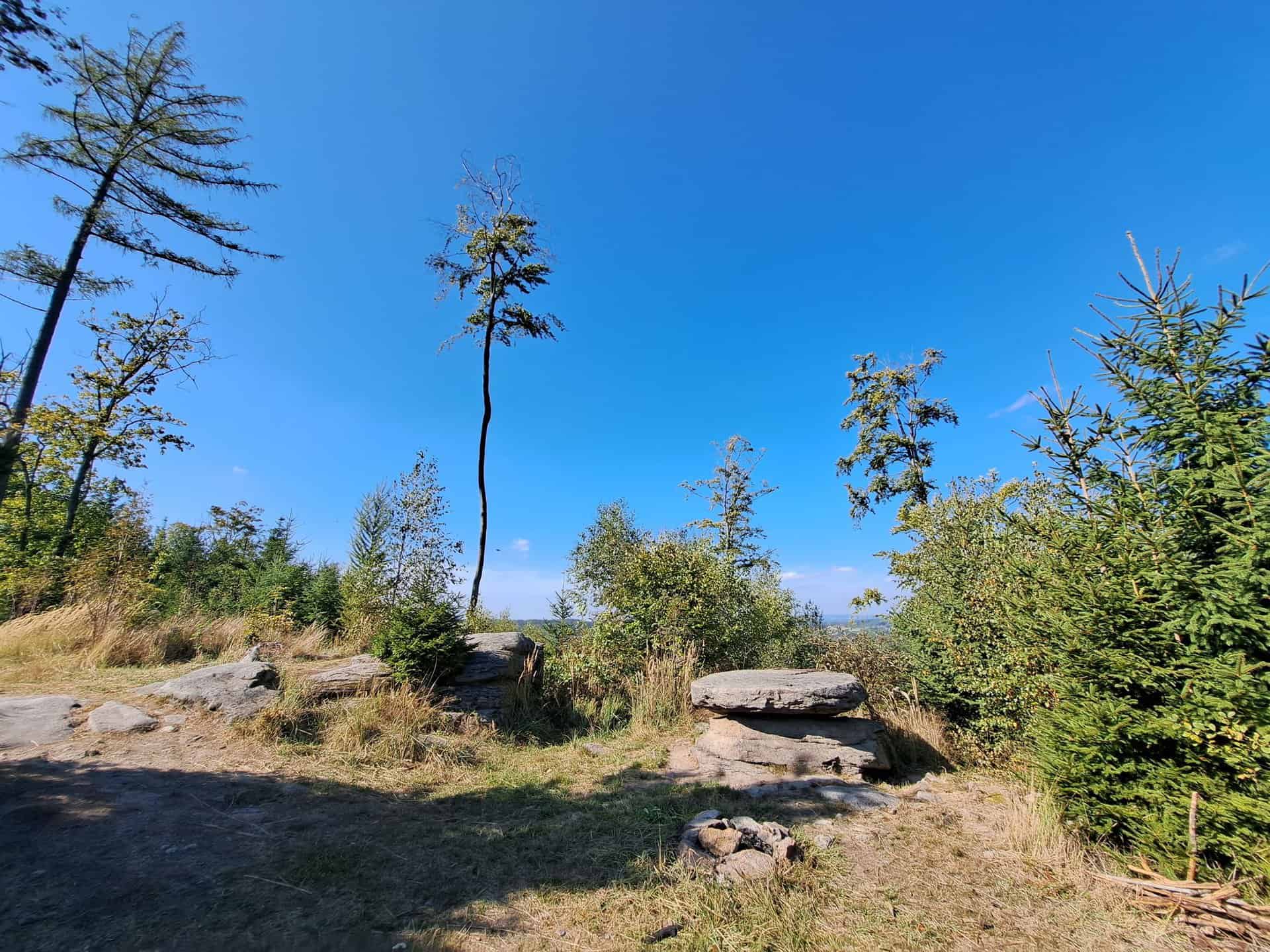 FP3 - Kamenný stůl