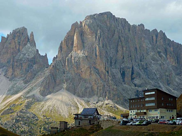 Tento obrázek nemá vyplněný atribut alt; název souboru je Passo-Sella-2240m.jpg.